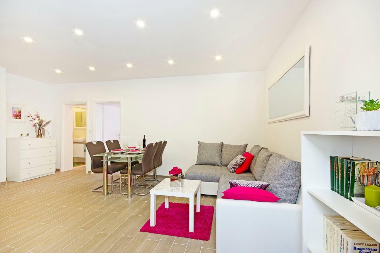 Apartma Mira
