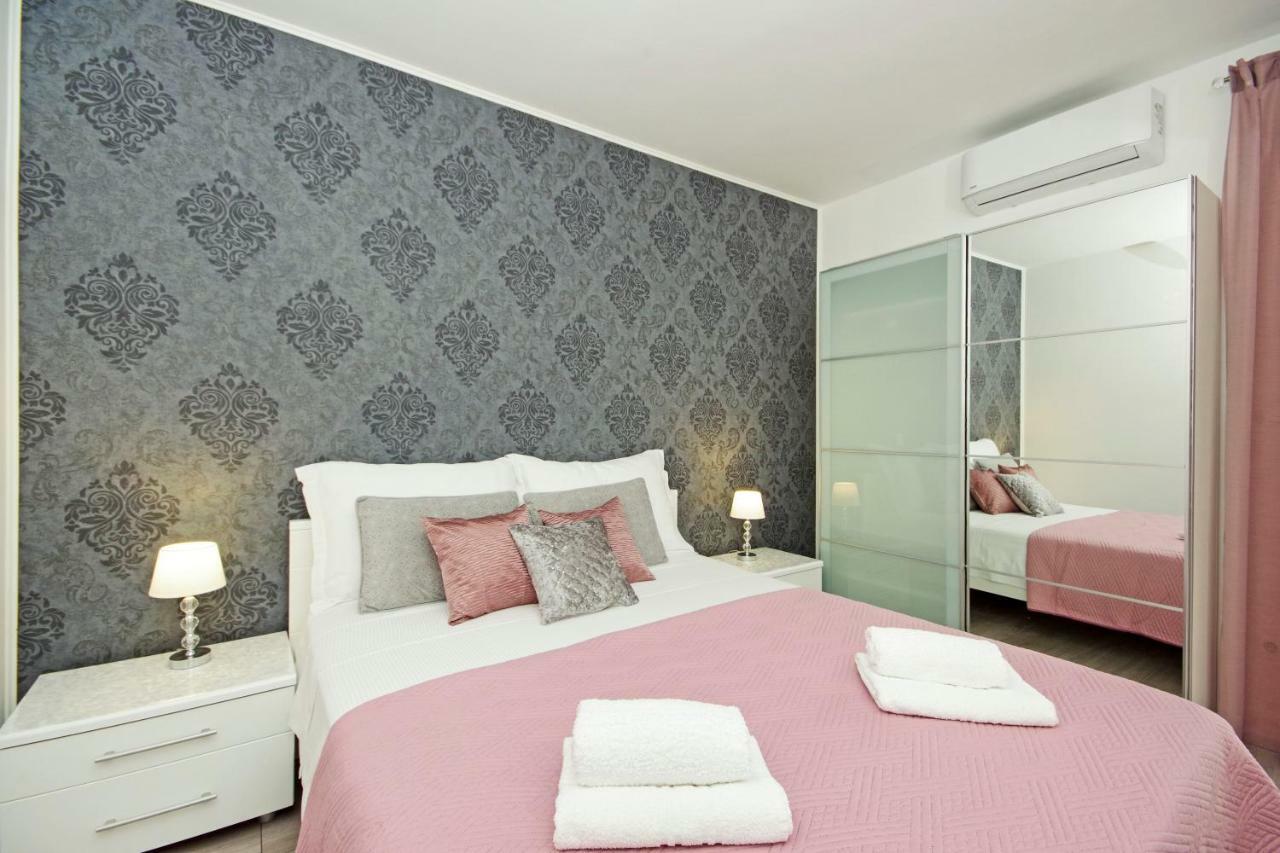 Apartma Mira *