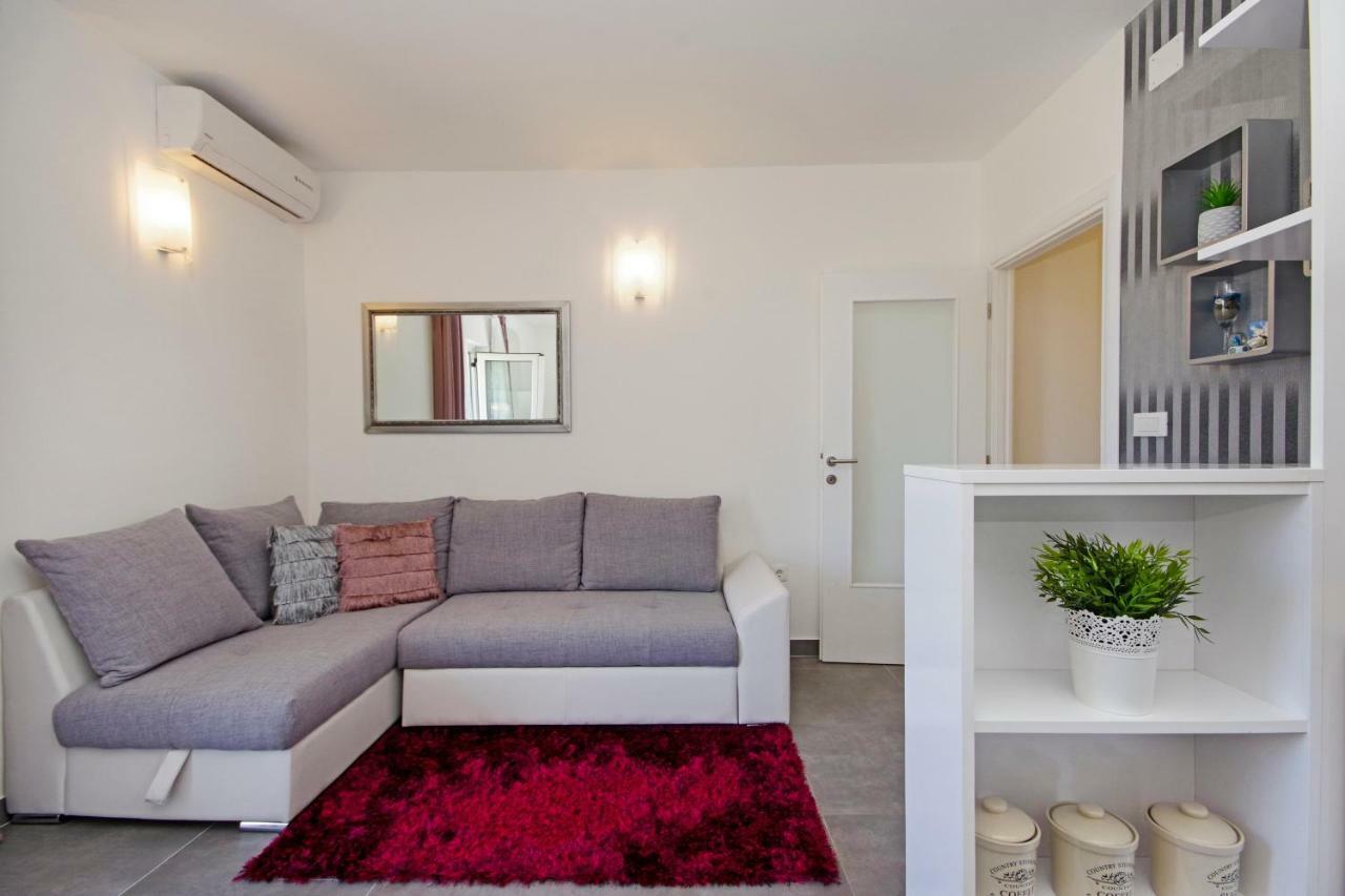 Apartma Mira